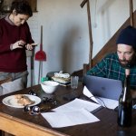 Carucci e Brivio in una riunione di produzione a Cascina Barban (ph. Eugenio Soliani)